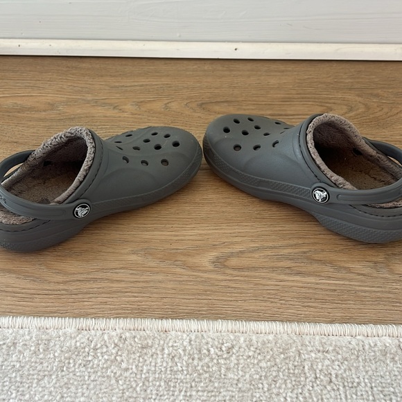 Crocs fuzzy interior. Grey. Size 1 kids - Picture 5 of 6